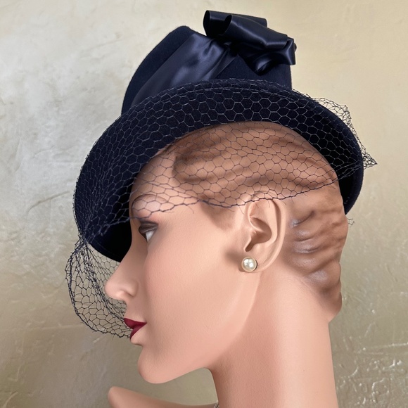 DISTINGUISHED 1940's NAVY TILT FELT HAT - INDENTED CYLINDRICAL CROWN & VEIL - Picture 3 of 13
